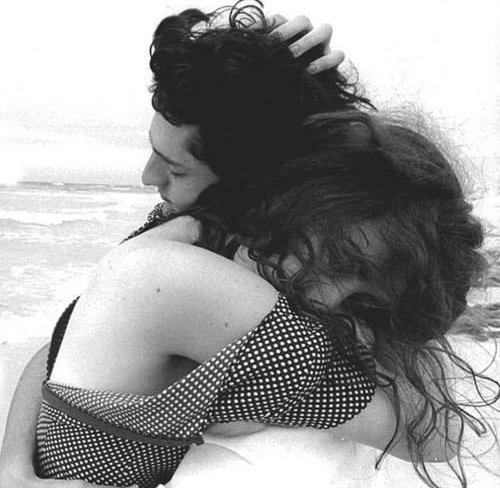 آقای محترم؛
باز هم باید دوساعت فلسفه بچینم، کلمات را به صلابه بکشم، خونِ حرفهایم را به رگهایت تزریق کنم که آخرِ سر بگویم: دوستت دارم
که بگویم دلم برات یک ذره شده.
ولَش کن، ساده می گویم:
شانه ات کو؟ بهم ریخته دنیایم . .