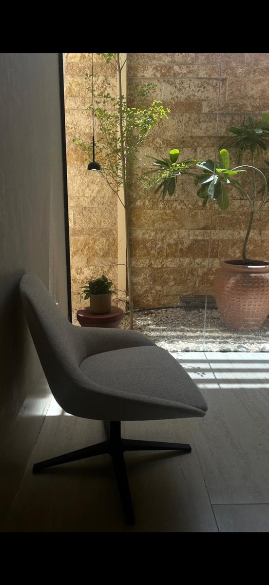 🔴سألت والد طفل لديه تأخر عقلي:
“هل في العائلة أحد مثله؟”
فأجاب بلا تردد أمام أم الطفل :
“أمّه مثل حالته… أما زوجتي الأولى وعيالها ما فيهم شيء.”

انصدمت من جرأته❗️
وتساءلت في داخلي:
إذا هذا الكلام قيل أمام الطبيب
فماذا يُقال داخل البيت؟
وكيف يُقال؟

🙏أرجوكم: 
▪️انتقوا كلماتكم.