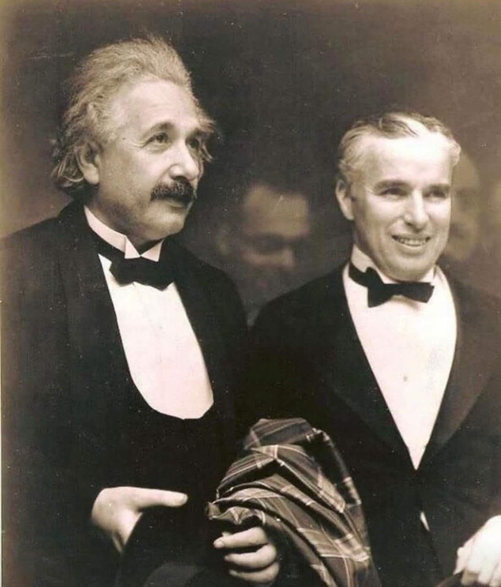 Frenk_Woody's tweet image. L'incontro ebbe luogo nel 1931 alla prima del film di Chaplin, Luci della città (City Lights), a Los Angeles.

• Einstein: "Quello che ammiro di più della tua arte, è la sua universalità. Non dici una parola, eppure il mondo ti capisce!"

• Chaplin: "È vero. Ma la tua gloria è…