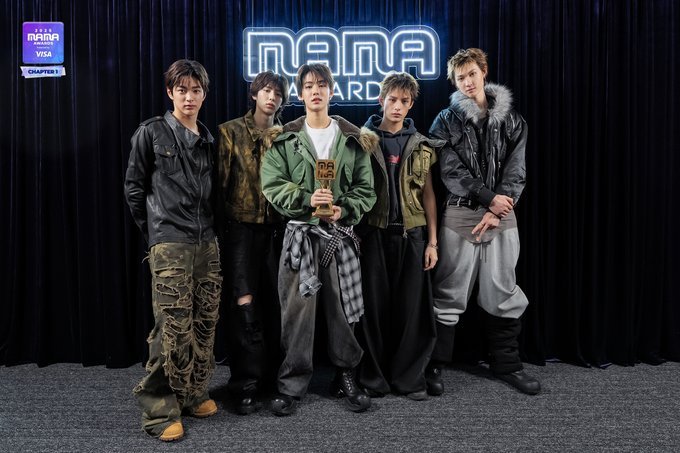 ummhyeon's tweet image. The moment when the dream they pursued finally stands in their hands. The gleam of the lights, proud smiles, and the beginning of a greater journey.