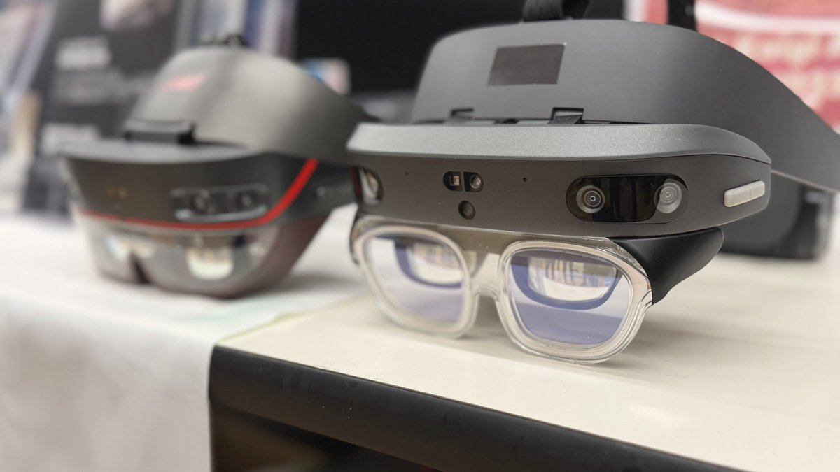 4F。HMS、産業現場向け国産ARグラス「SiNGRAY ARグラス」その試作機第二機がXRKaigiに出ていたので体験しました。右です。主に取り回しのしやすさなどを向上させたらしいです。後ろのバッテリーを取り外しできるのはマキタ製品みたいだと思いました。
 #XRKaigi2025