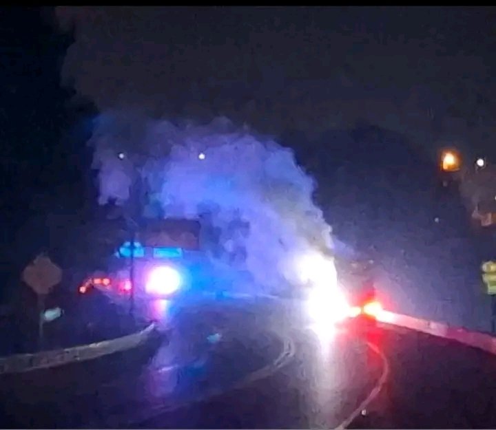 PoderNoticiaPue's tweet image. #Acaxochitlán #Hidalgo 🚧
🚨Se registró la volcadura de una pipa, en el kilómetro 124 de la autopista México - Tuxpan, tramo Tejocotal-San Alejo; a la altura del paraje conocido como &quot;La Desviación&quot; en Acaxochitlán, Hidalgo.
@GN_Carreteras

#PoderNoticiaPue 🗣️📰💯