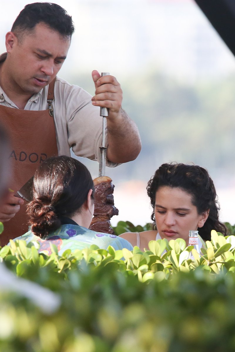Rosalía almoça em churrascaria na Zona Sul e passeia no Centro do Rio glo.bo/ju2luqa