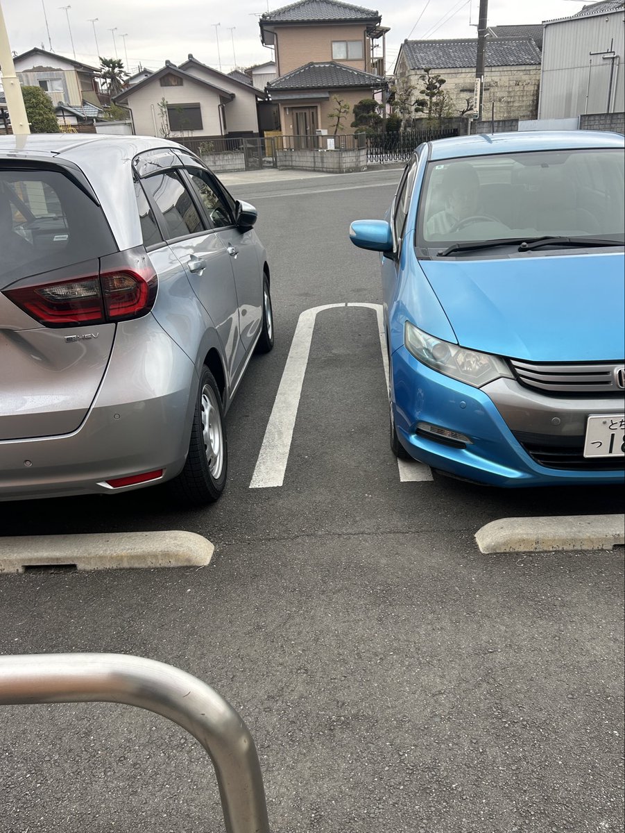 lovebicycle's tweet photo. 枠に止められない上に車庫入れ中にも関わらずドア開けて乗り込もうとするやつ。周りのことなんかお構いなし https://t.co/JZrpr9MWZr