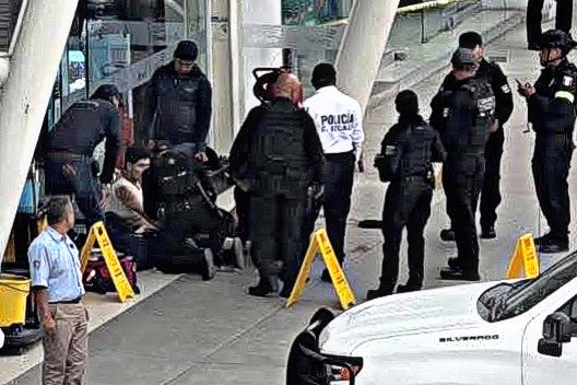 mxreportediario's tweet photo. #RDN #ReporteDiarioNoticias

Ejecutan a Una Persona Dentro de Una Lavandería en Una Plaza de Cuautitlán #Izcalli

https://t.co/MEqPjHs0G7 https://t.co/wcytWYvOFR