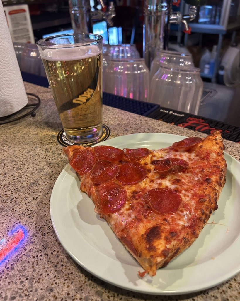 $1 hockey slices at sevennnnnnn 🏒 🍕