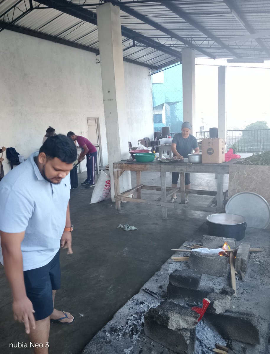 Mike_Affinity's tweet photo. Day 4 in 10 pics
Early morning start with a handful of volunteers to meet the demand of 1000 breakfast packs being airlifted to patients of inundated hospitals.
#AffinityLK #CommunityKitchenLK
#AffinityFoundationLK
#SriLanka #lka #HelpSriLanka https://t.co/UbTHz0yvaZ
