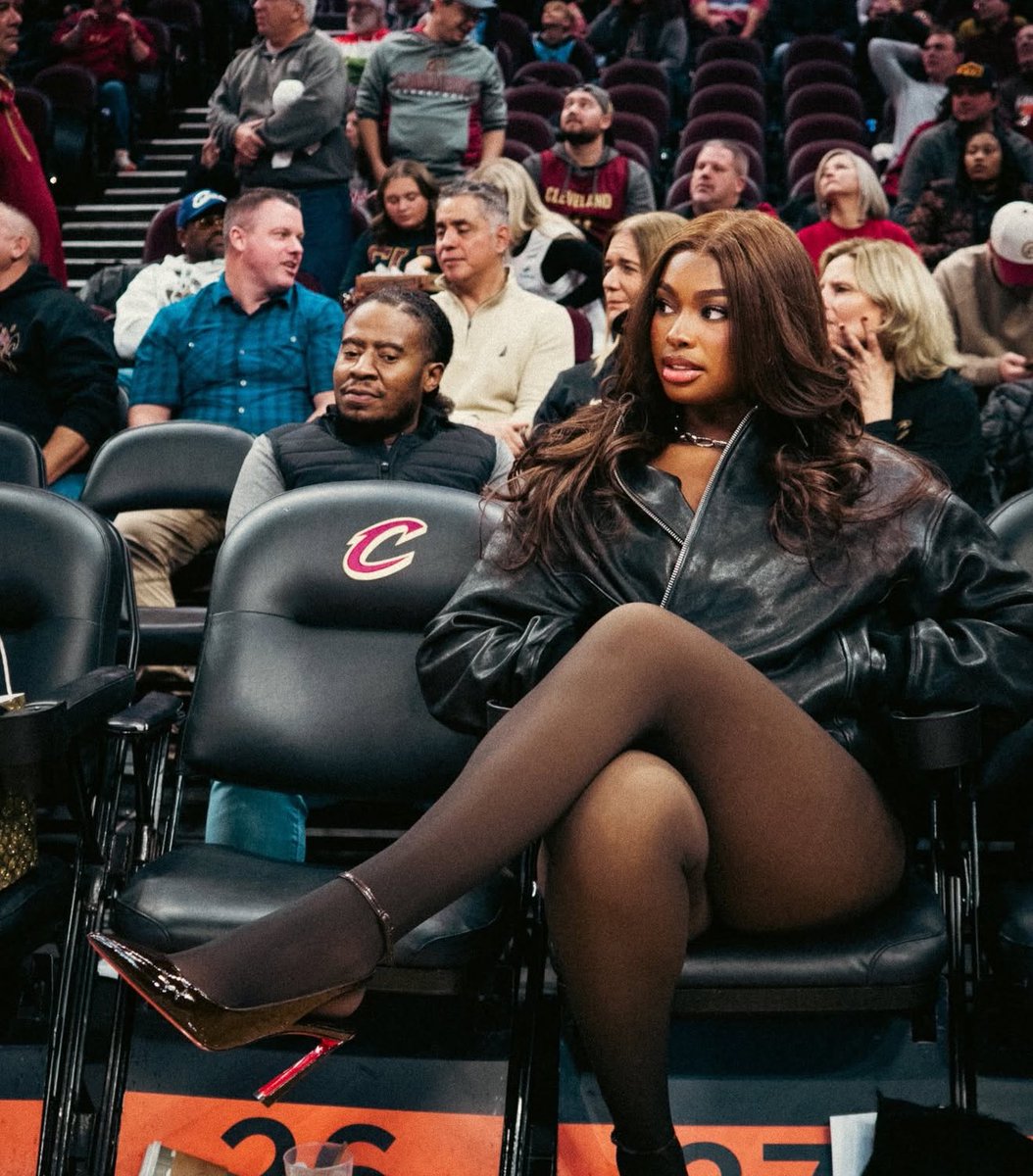 wewbsb's tweet image. Something about this pic I’m obsessed with. The red bottoms, the face, the brown on her 😍