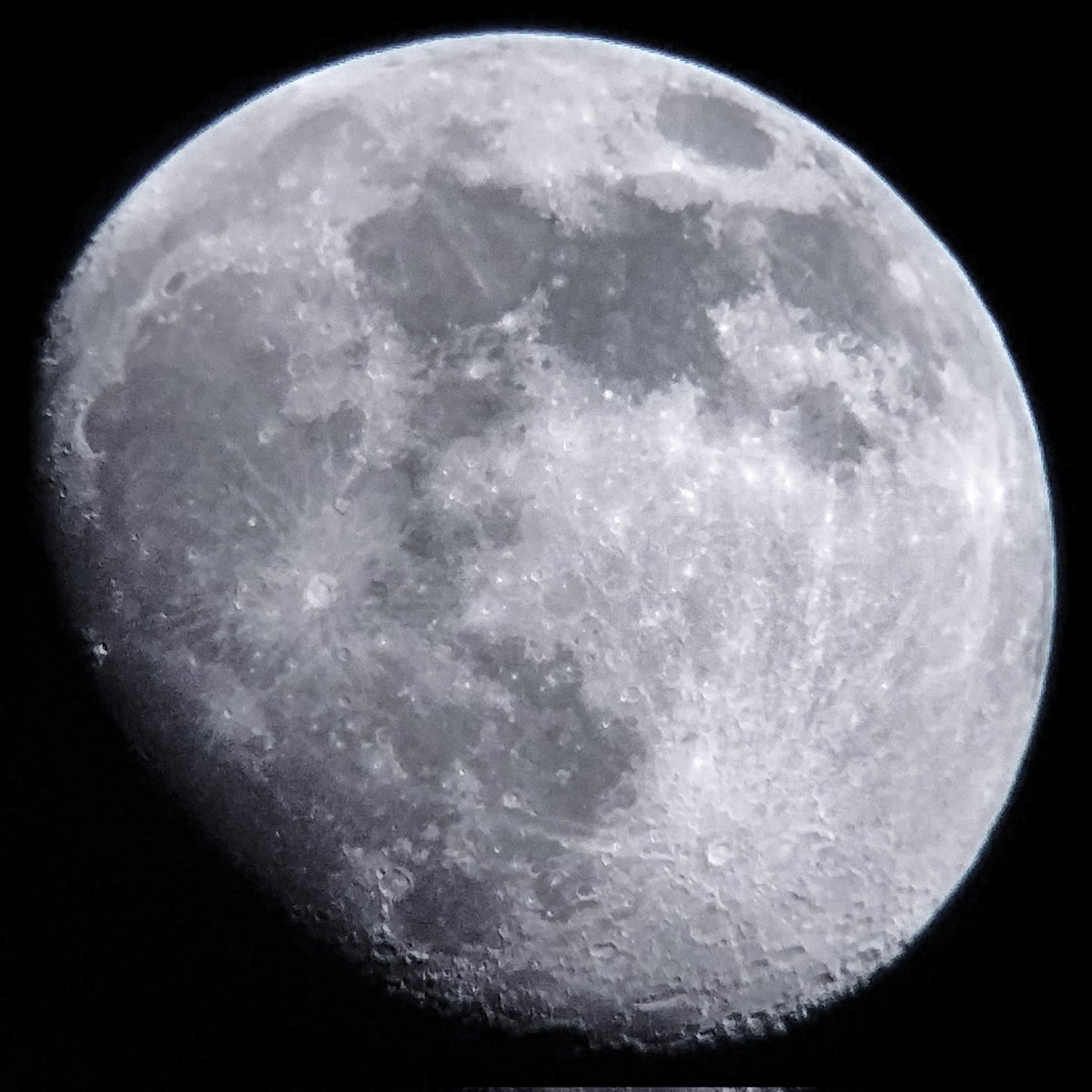 Luna gibosa creciente 88% de iluminación
Telescopio Quasar
Montura AZ
D76mm
F700mm
Ocular 20mm
Fotografía Honor X8b
Editada en Lightroom

#moon #luna #minatitlan #coatzacoalcos #cosoleacaque #veracruz #astrominatitlan #astromina #sociedadastronomicademinatitlan #SAMin