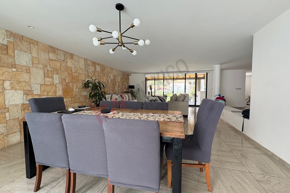 QuanGpoInmob's tweet photo. Gran Venta de Fin de Año : Define tu estilo de vida,  Casa con diseño y máxima seguridad en el exclusivo fraccionamiento Bosque Real.

En ésta casa no solo m2, si no compras tranquilidad y una gran calidad de vida. Conoce todos los detalles aquí: https://t.co/tZqHRPXuAj https://t.co/ZFWl7LiDph