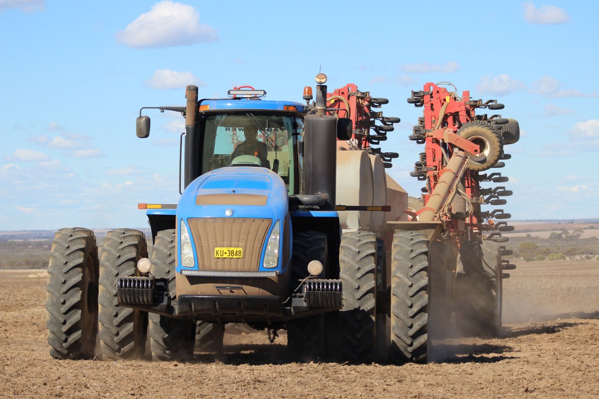 Controlled Traffic Farming 👊 The Quantum 12m,15m, 18m &amp; 21m has main frame tyres on 3m centres, an important consideration for standardising wheel-based soil compaction in controlled traffic fields 🤩

📷18m Quantum and 9365 Air cart

 👉🔗 loom.ly/u_BjJg0