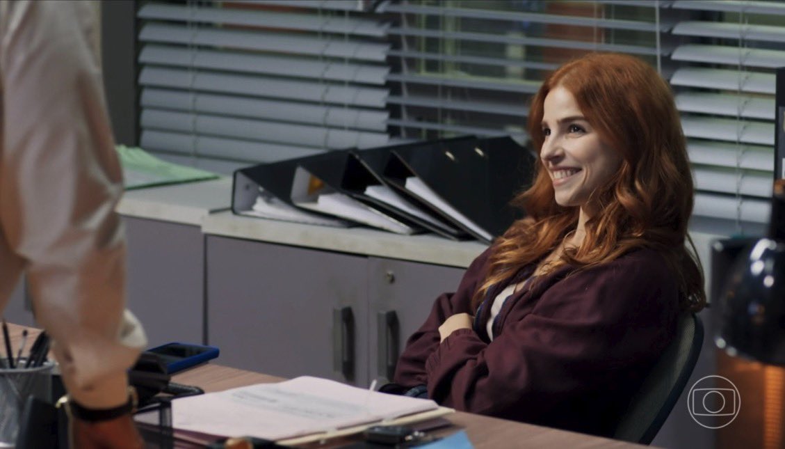 fletchersrosie's tweet image. i don’t need to know portuguese to know that cop girl bought the brunette chocolates and they’re both down so fucking bad…like they met yesterday