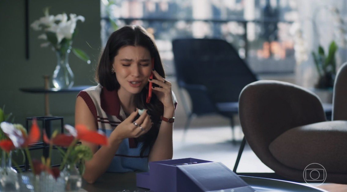 fletchersrosie's tweet image. i don’t need to know portuguese to know that cop girl bought the brunette chocolates and they’re both down so fucking bad…like they met yesterday