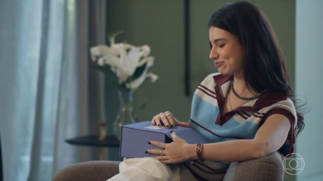 fletchersrosie's tweet image. i don’t need to know portuguese to know that cop girl bought the brunette chocolates and they’re both down so fucking bad…like they met yesterday