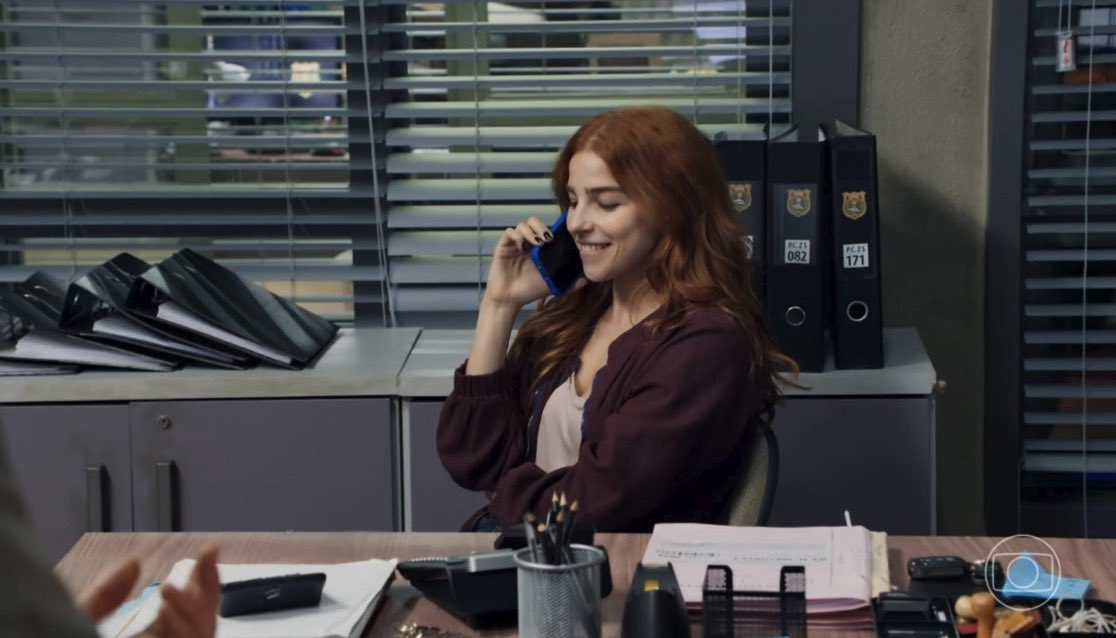 fletchersrosie's tweet image. i don’t need to know portuguese to know that cop girl bought the brunette chocolates and they’re both down so fucking bad…like they met yesterday