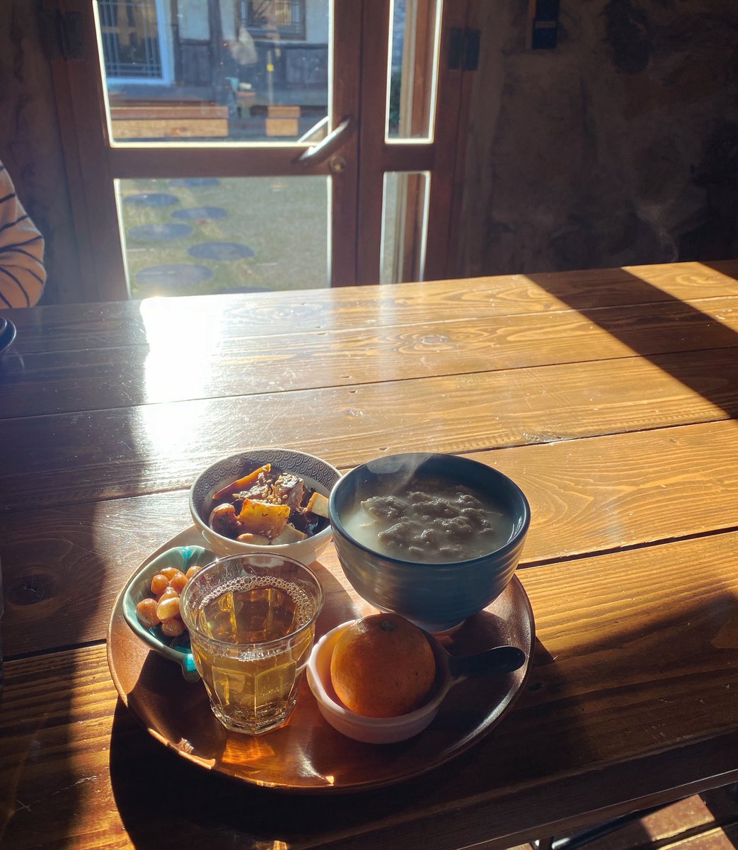 이 계절엔 햇살이 귀하다. 
등이며 발에 따끈한 햇볕난로 쬐며 햇빛 받은 음식을 먹는 시간. 
오늘 여행의 좋은 에너지로 쓰이길.