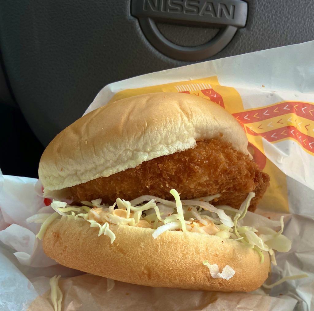 グラコロは食べるつもりなかったのに、朝マックで食べれることを知ってしまい急遽ドライブスルーで買ってしもうた。
俺の中で朝はカロリーノーカンになるみたいな謎理論あるから、そのニーズを捉えてるマックやるな。
何よりうまいやんけ。