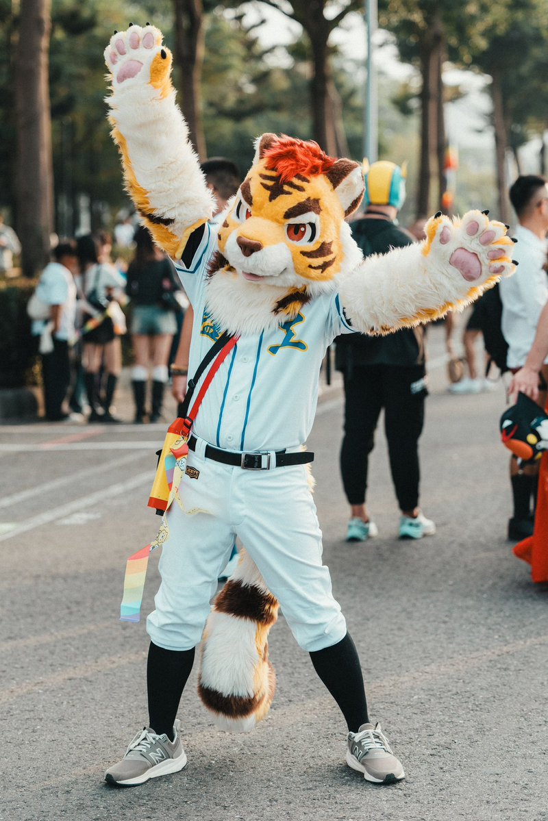 活成自己最喜歡的樣子✨

🪡：天偶毛作工作室
📷：劉揚安

#KHPride #FursuitEveryday