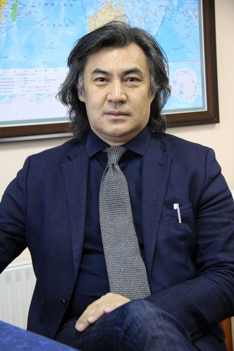 Философич С.Молор-Эрдэнэ: Манайхан Далай лам ингэж тэгэж хэлсэн, дагаж мөрдөнө гээд сүйд болох юм. Тэр нөхөр чинь өлсөж даарахын зовлон үзээгүй, авгай авч үзээгүй, гэр бүлийн амьдрал мэдэхгүй, хүүхэнд хаягдахын зовлонг дайраагүй, хүүхэд өсгөх гэж юу байдгийг төсөөлөхгүй,