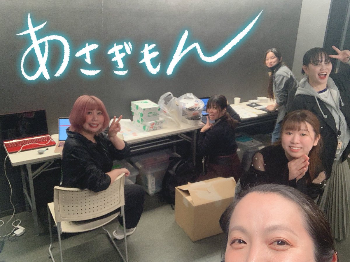 takamu3's tweet image. きっと！
私は！
移動時間しか！
呟けない！！！
(制作作業で)

やったるでぇ〜🔥
(ちなみにもっと大変な山元彩と言う方もいます)

みんな『#あさぎもん2025』チケット買って我にエネルギーください😂

私にもエネルギープラス
あなたにもエネルギープラス
Win-Winですよ！！！