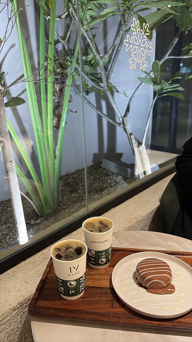 لم تُثمر انتظاراتي يومًا، لكنني أنا من أثمرتُ ونضجتُ واشتدّ عودي من كثرة الوقوف دون جدوى ومحطّاتٍ تمشي بي دون وصول، وأحلامٍ تذبل قبل أن تكبر.