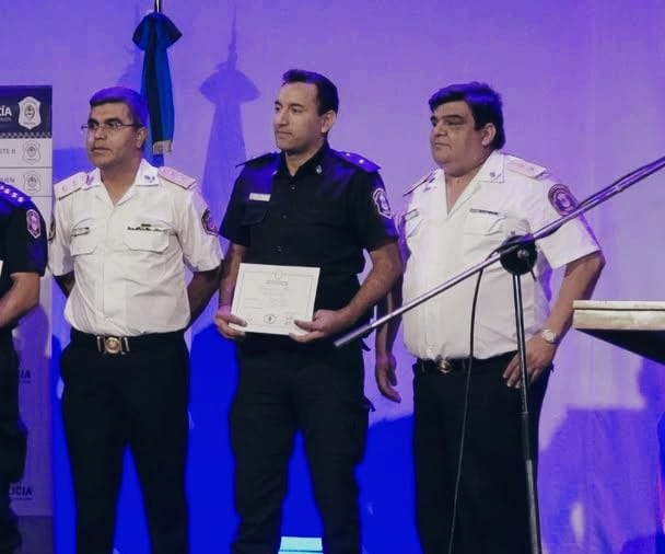 El martes hablaré en Magazine Café con @floresduperou sobre un cambio importante dentro de la Policía de Rivadavia que determinó el comisario Silva tras una irregularidad cometida por su segundo en el orden de escalafón.
También hablaré de política.
Nos escuchamos.