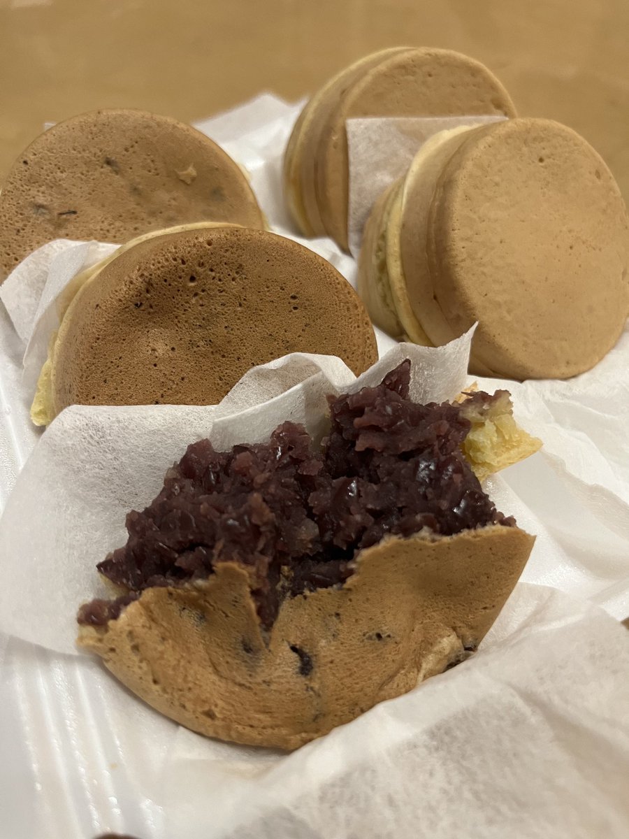 yamagata_990's tweet photo. 「中に具材を入れて焼いた円形の厚焼き和菓子」を何と呼ぶ？
ニチレイフーズさんが調査、47都道府県ごとにもっとも多く使われている呼び方の分布図を作成！
山形は「あじまん」👍
https://t.co/U6qq9I4YM1 https://t.co/KuGPYPn9bx