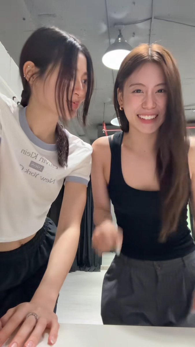 “พี่ฟ้อนด์รู้มั้ยว่าต้องเตรียมใจอะไร ต้องเตรียมโดนแซวเพราะว่าป่านไปแซวคนอื่นไว้เยอะมาก” อันนี้ชักไม่แน่ใจว่าบอกฟ้อนด์หรือบอกตัวเอง