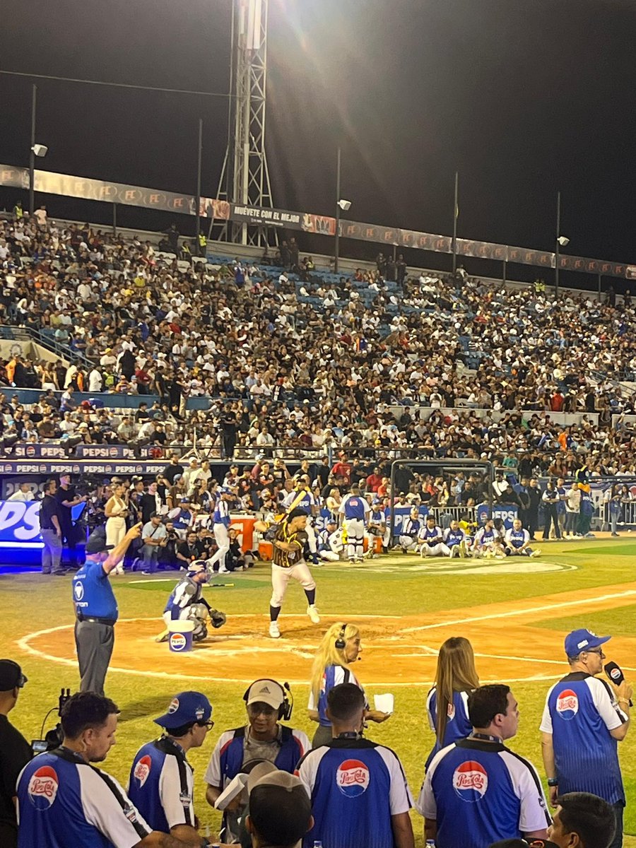 ¡SIGUEN LOS BATAZOS! 

😎 #8 Willson Contreras
⚾️ Jonrones vacilados: 15

#FestivalJonrónPepsi