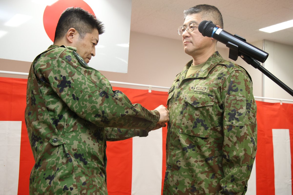 第5旅団 は、第8代旅団最先任上級曹長上番式を行いました。 新旅団最