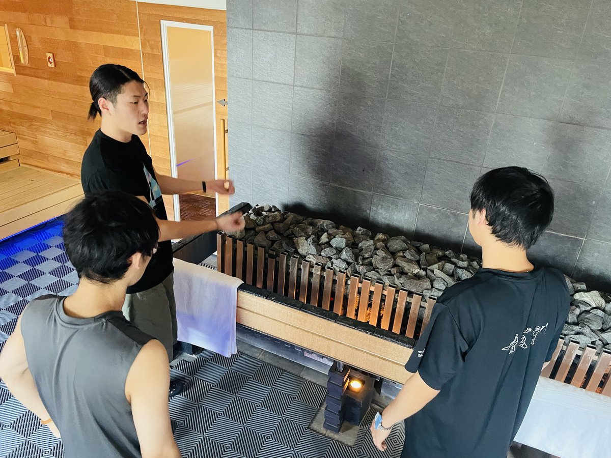 <アウフグース養成講座>

オカミチオ講師

C講習スタート🔥

実際のサウナ室で、サウナ室の構造とヒーターの仕組みをチェック中。
“なんとなく熱い”から
“構造を理解して届ける熱”へ。

#アウフグース #サウナマスターアカデミー