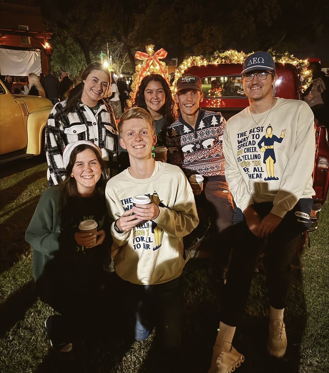 HPUTXAdmissions's tweet photo. ✨ It’s timmmmeeee for Christmas on the Plaza! ✨

Our magical Christmas on the Plaza tour is TOMORROW, and it’s not too late to sign up! Grab your friends, bundle up, and get ready for twinkling lights, festive vibes, and all the holiday joy. ❤️

Click the link in bio! https://t.co/pzA6EX7tFX