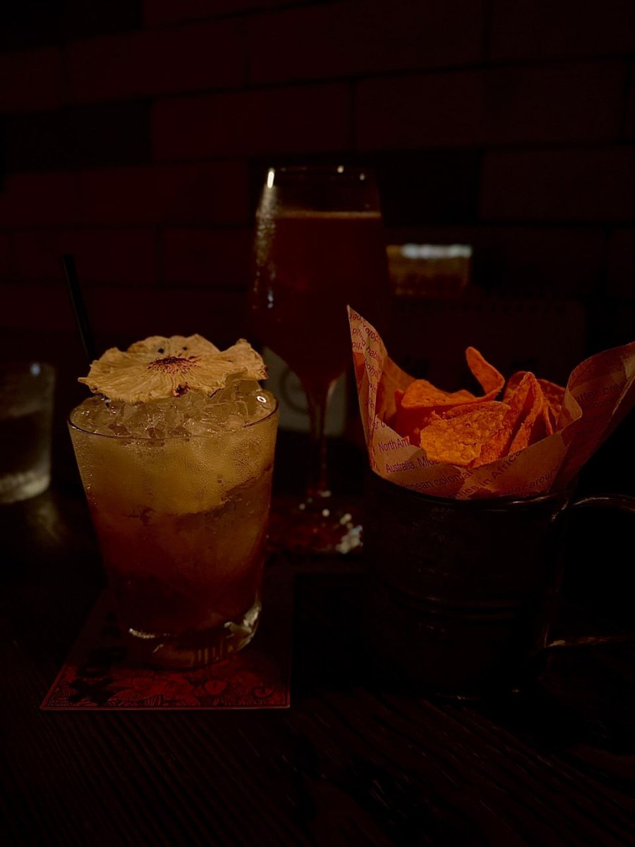 aria23125's tweet photo. Cheers to night vibes and endless laughter! 🍹✨ Whether it's a refreshing cocktail, a glass of bubbly, or some crispy nachos, this setting has all the right ingredients for a perfect night out. 🥂💃 Bring on the good times and let the night unfold! 🎉🌙 https://t.co/lPLvRc8Gba