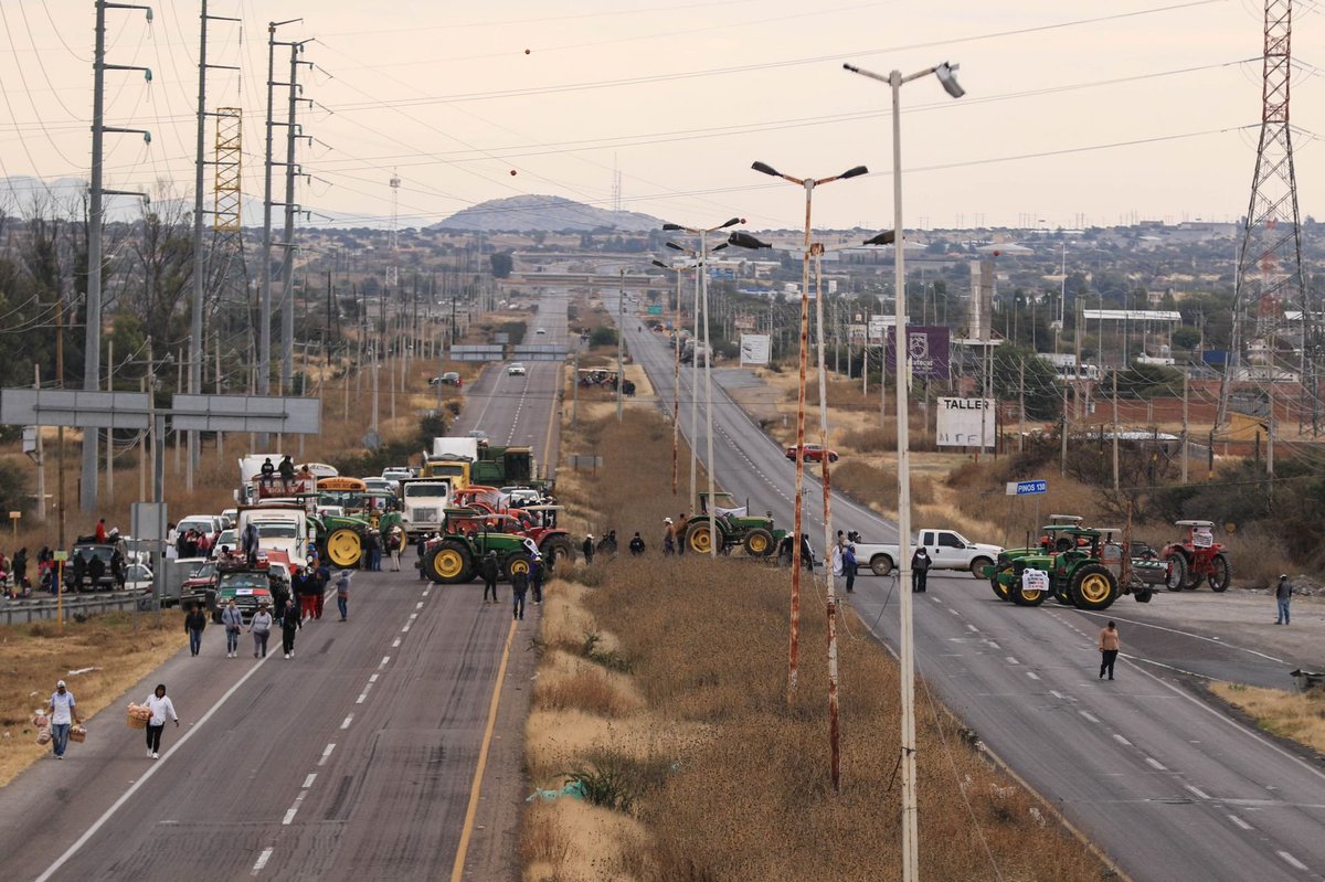 GARCIPAVON's tweet photo. 🚜 Campesinos y productores agrícolas del estado bloquearon la mayoría de las carreteras federales en Fresnillo, Calera, Ojocaliente, Trancoso y Guadalupe, como protesta contra la reforma a la Ley de Aguas Nacionales.
Fuente: El Financiero.
📷 Cuartoscuro