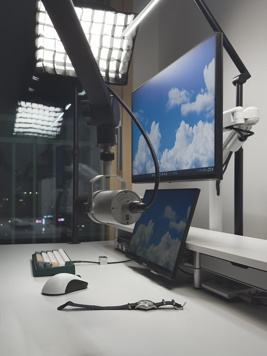 이사 후 정리된 책상 :)