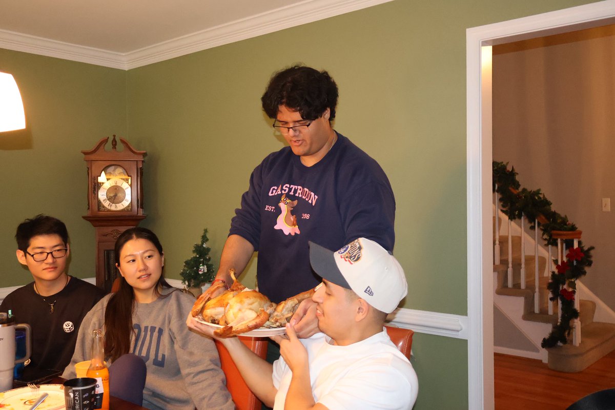 d6ync's tweet image. Friendsgiving was good, dessert goes crazy in da 4th pic @TofuTewolde