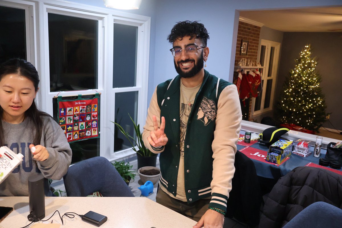 d6ync's tweet image. Friendsgiving was good, dessert goes crazy in da 4th pic @TofuTewolde