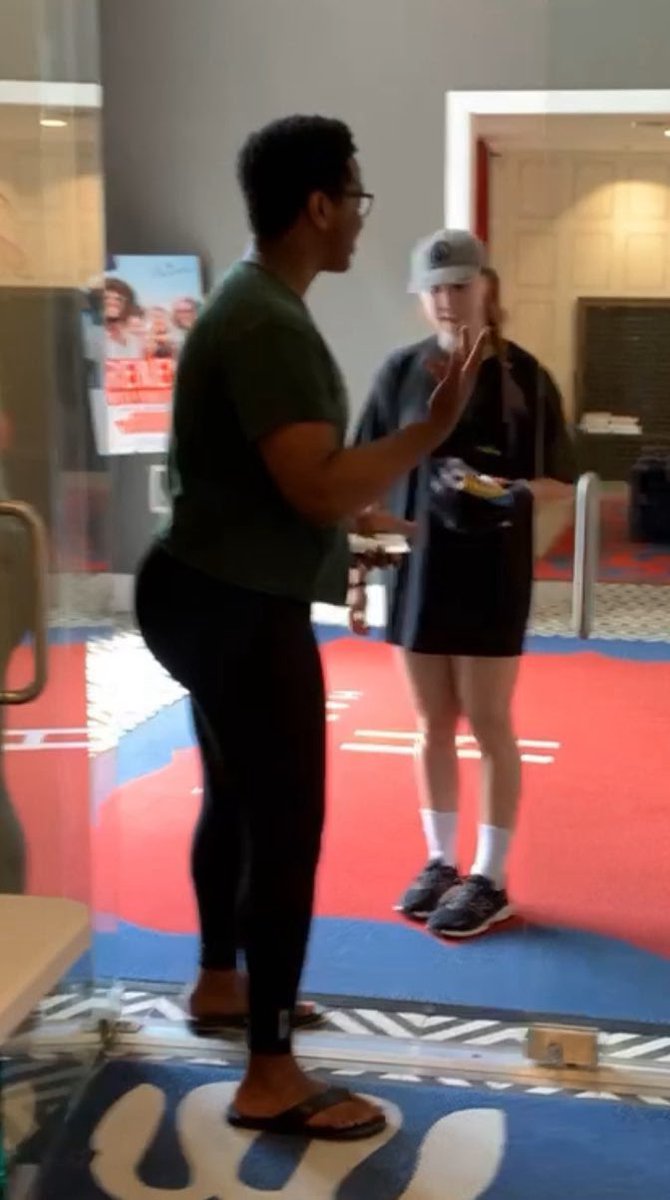 d6ync's tweet image. Friendsgiving was good, dessert goes crazy in da 4th pic @TofuTewolde