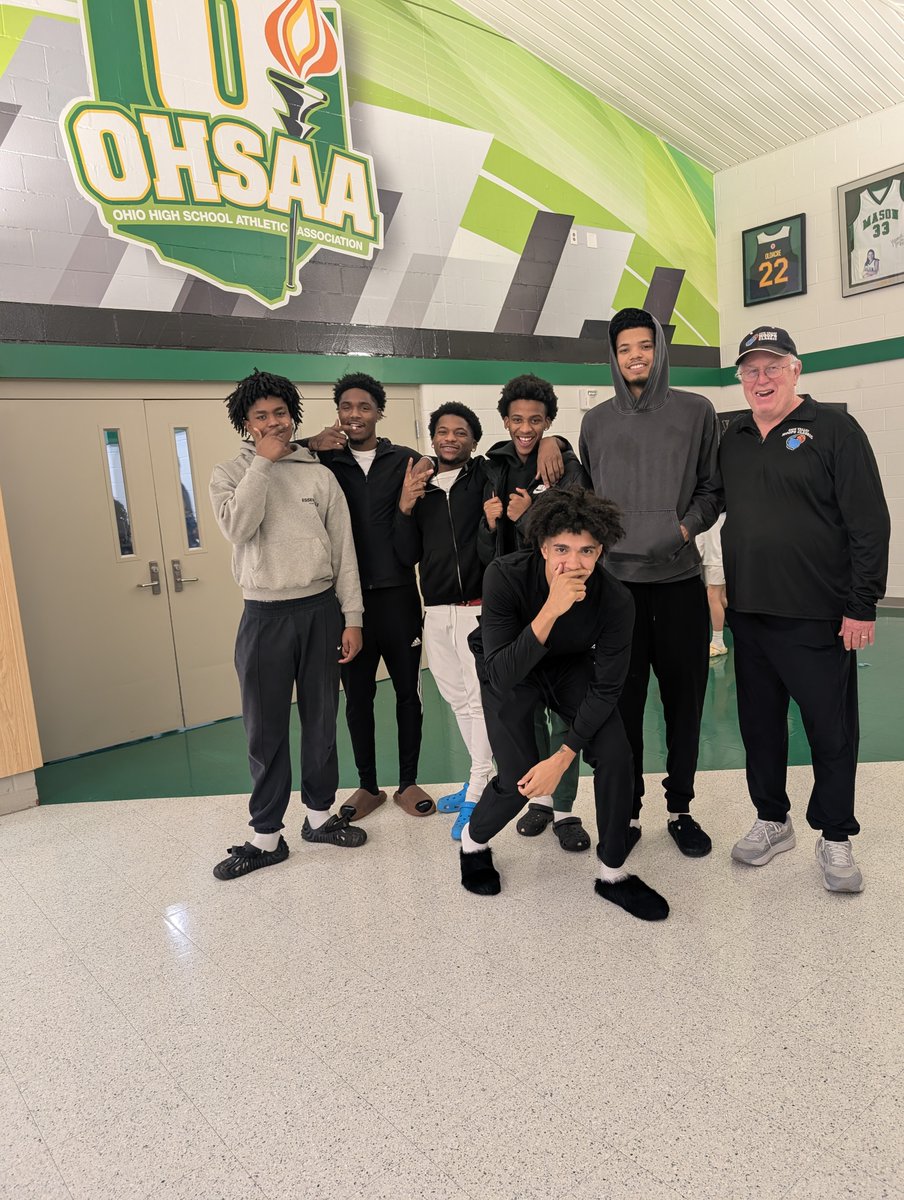 Big thanks to Tay Kinney and the Port Boys (James, Beans, Rod, Irvan, A.J.) for stopping by the Ohio Valley Hoops Classic on Saturday.  Good to see you again!
<a href="/PrepHoopsOH/">Prep Hoops Ohio</a> <a href="/JWeberSports/">James Weber</a> <a href="/ENQSports/">Enquirer Sports</a> <a href="/GoMasonComets/">GoMasonComets</a> <a href="/LMbball/">LM Boys Basketball</a> <a href="/gmcsports/">GMC Sports</a> <a href="/FOX19Jeremy/">Jeremy Rauch</a>