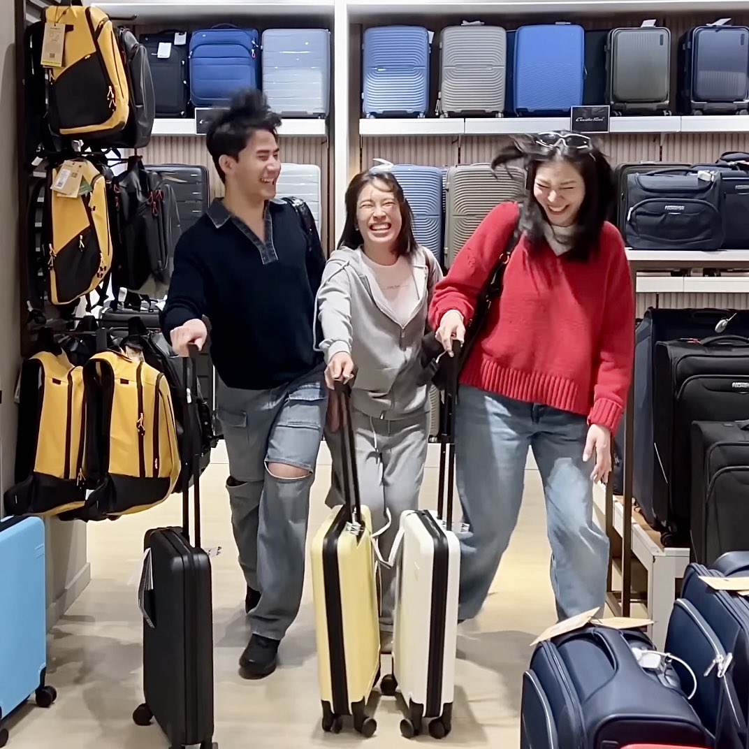 thuytoni's tweet image. I watched the video of Faye at the airport and immediately noticed Banks’ tiny, funny suitcase 🤣 It totally reminded me of the Milan Fashion Week vlog. You all need to rewatch it 🤣

🔗 youtu.be/aK7w3hIEf98?si…

#FayePeraya #FabelEntertainment