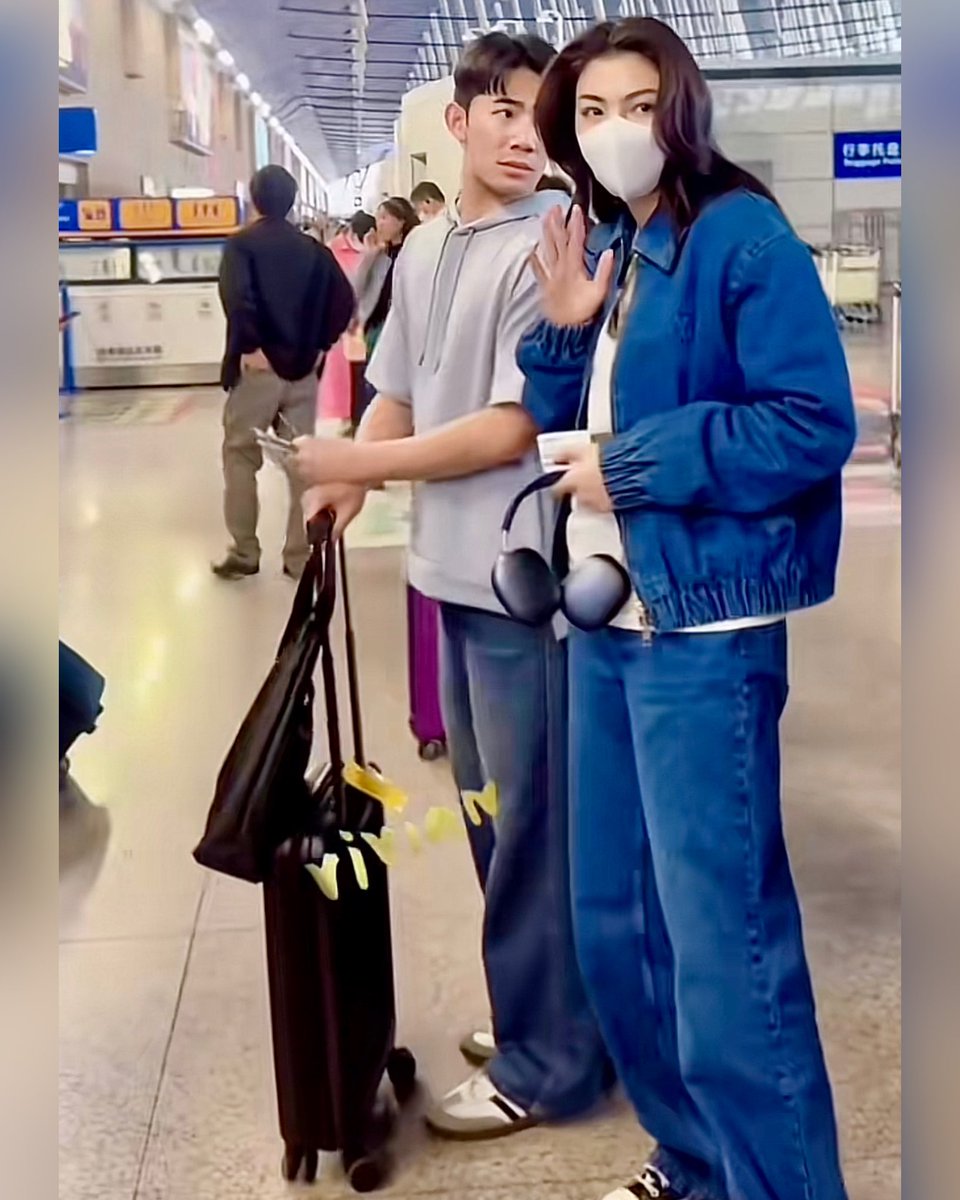 thuytoni's tweet image. I watched the video of Faye at the airport and immediately noticed Banks’ tiny, funny suitcase 🤣 It totally reminded me of the Milan Fashion Week vlog. You all need to rewatch it 🤣

🔗 youtu.be/aK7w3hIEf98?si…

#FayePeraya #FabelEntertainment