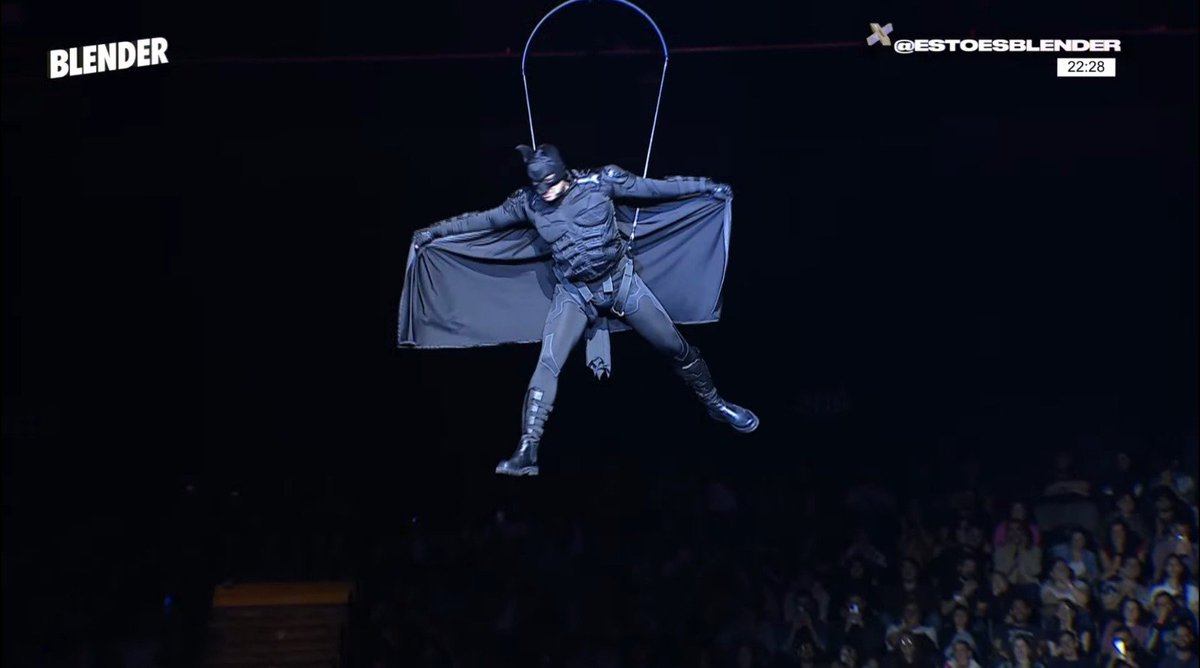 El tipo hizo toda su carrera para colgarse de un riel vestido de batman ante 15 mil personas
Lamentablemente presidente

#RebordPresidente