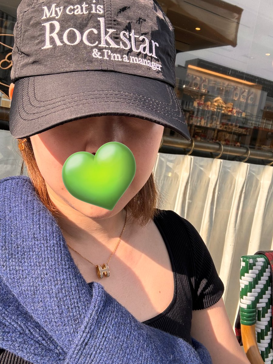 HAPPIshare0218's tweet image. 今予定の前にさくっとカフェしてるんだけど、通り過ぎる皆さん長袖の中、私と隣の白人さんは半袖なの😆
やはり私にHUMAN HOPEニットはまだ暑かった(肩に巻いてる)www