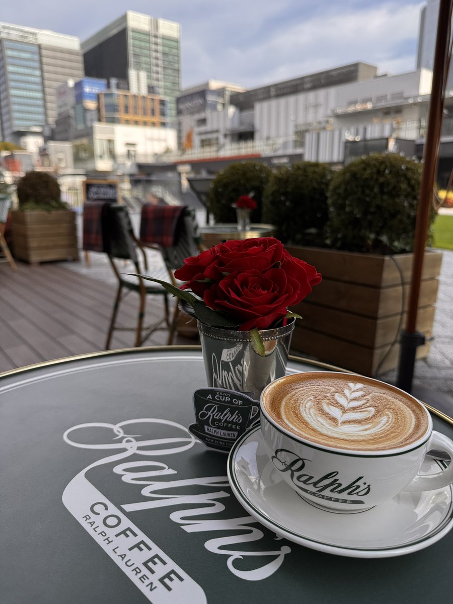 HAPPIshare0218's tweet image. 今予定の前にさくっとカフェしてるんだけど、通り過ぎる皆さん長袖の中、私と隣の白人さんは半袖なの😆
やはり私にHUMAN HOPEニットはまだ暑かった(肩に巻いてる)www