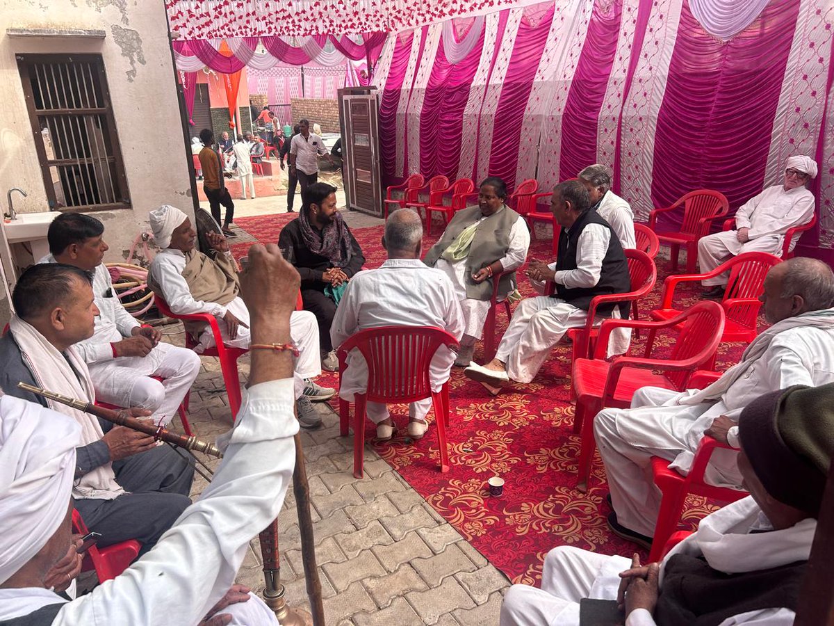 कल हल्के के भव्य विवाह एवं सामाजिक कार्यक्रमों में सम्मिलित होने का अवसर मिला।
नवविवाहित वर-वधू को इस पावन वैवाहिक बंधन में बंधने पर हार्दिक शुभकामनाएँ और मंगलमय भविष्य की अनंत शुभकामनाएँ।

#WeddingCeremony #Blessings #HappyMarriedLife #SocialEvents #BestWishes