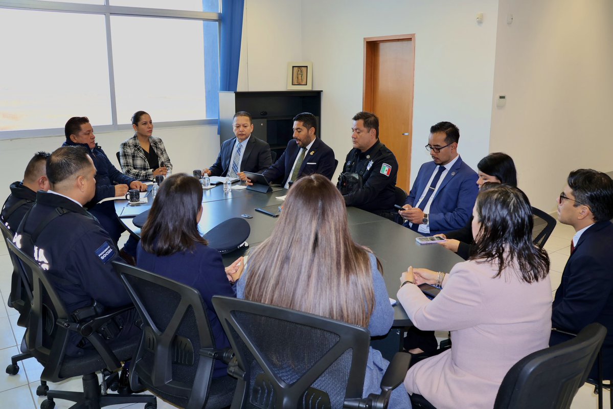 SSPPCSnAndresCH's tweet image. 👩🏻👮🏻👮🏻‍♀️Con compromiso firme por el bienestar de #SanAndrésCholula, la presidenta @LupitaCuautleT, el secretario Luis Flores Fierros y los mandos operativos de la #SSPPC llevaron a cabo la Mesa de Seguridad y Justicia.
