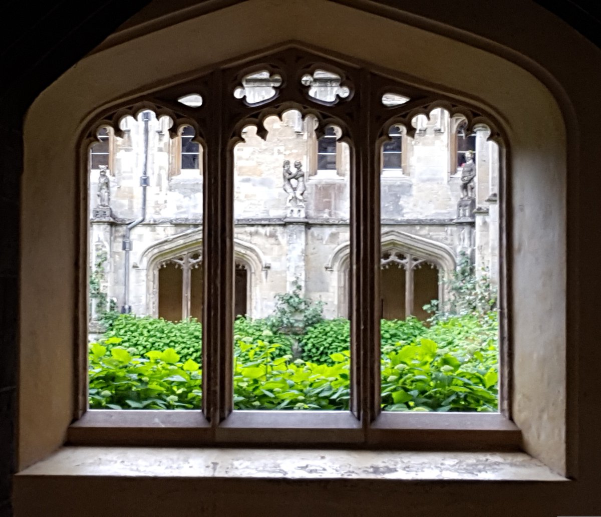GabyLynch9's tweet image. #AlphabetChallenge #WeekWForWindows Magdalen College, Oxford.