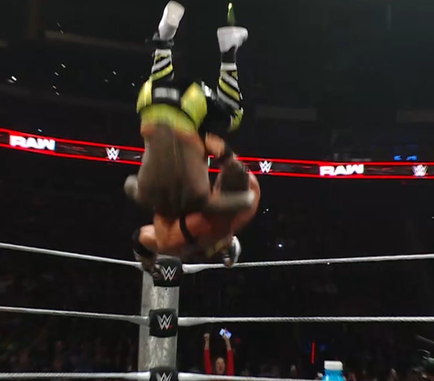 MEGAPLEX!
#WWERAW
sportskeeda.com/live/wwe-raw-l…