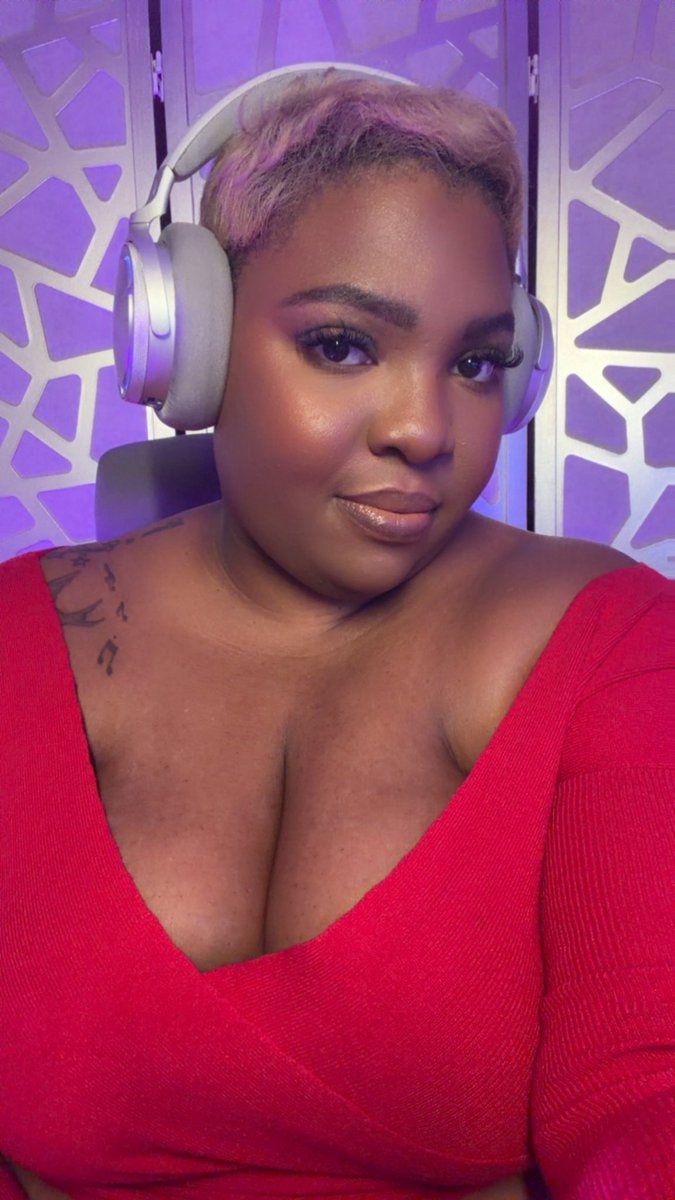 bysimonemalcolm's tweet image. Let’s yap, friends! I’m also letting chat decide what we do tonight lol I’m liveeeeee (link 👇🏾)