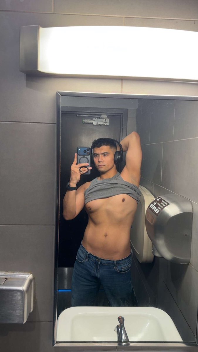 themotopapi97's tweet photo. So what are we calling the new wave of @rosalia gays? #LUX https://t.co/Qo7NPfwTdl